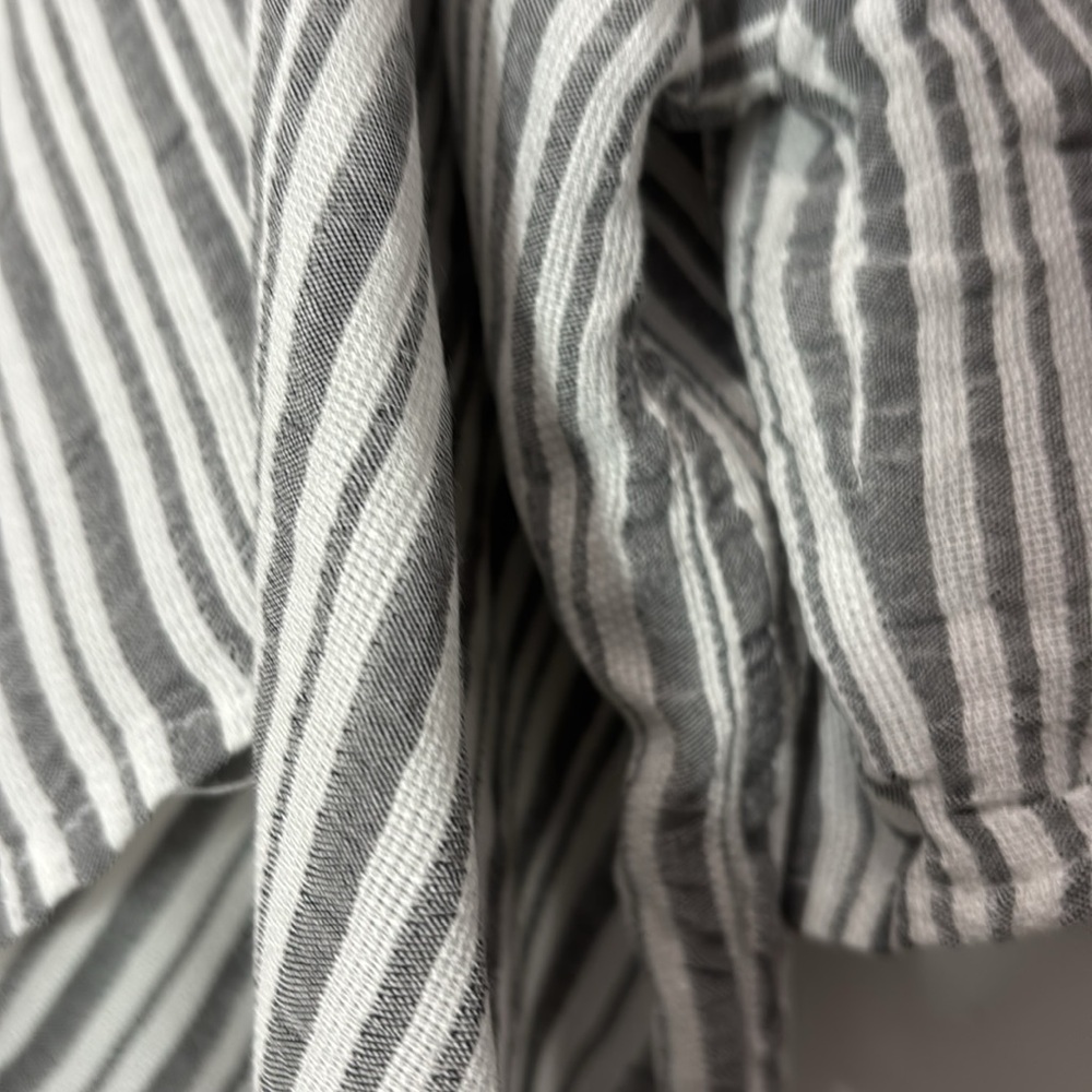 Windsor brand tie front top. Size Small - Picture 2 of 3